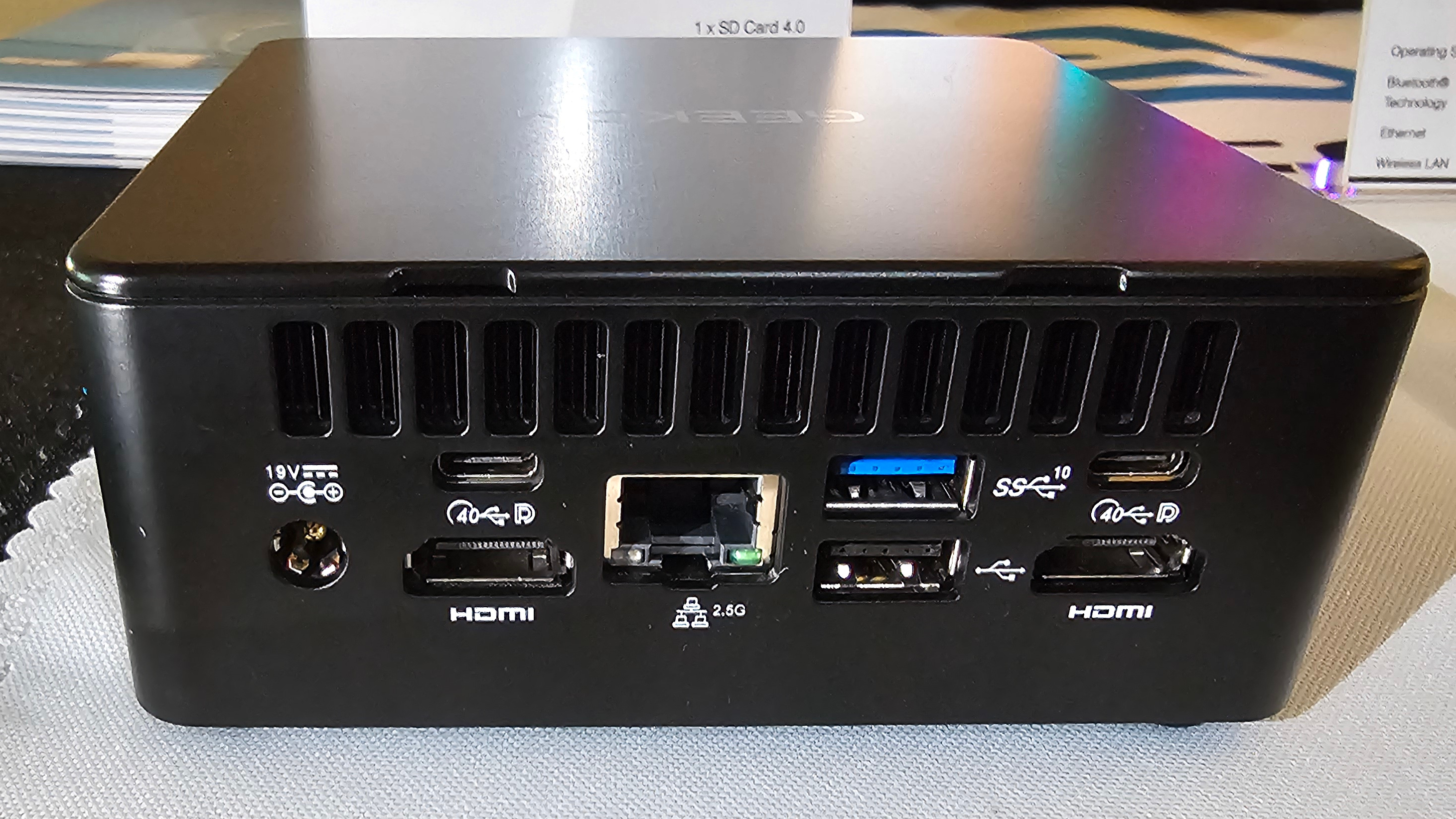 緊湊型AMD迷你電腦設計，適合辦公與娛樂